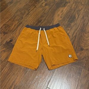 Vuori men’s burnt orange kore lined 7” shorts size large